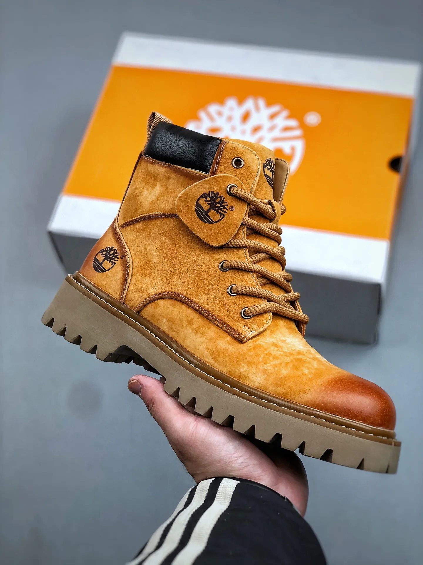 Welfare special price💰480 Timberland Timberland/Timberland new autumn and winter products (plush lining🔥warm and heat-locking) autumn and winter must-have outdoor casual rhubarb boots series #Guangdong Dachang quality original box original packaging fashion trend matching the fabric is made of Italian 🇮🇹 top frosted fine-grained cowhide with anti-odor and anti-corrosion genuine leather latex insoles. The outsole and hardware are all made from raw materials of the original factory. They are the same as the original Goodyear never-opening process. Good products do not kill pigs. The quality of the first order is strictly controlled. Exclusively released on the entire network. There is no doubt about the quality. The whole set of official website unified packaging gives you a perfect wearing experience. The quality is exquisite and durable. A must-have for sportsmen. Specially designed to prevent handsomeness. High-quality and first-class foot feel. Specially used for outdoor cold protection this winter. Daily casual matching. Size: 38 39 40 41 42 43 44 (leather shoe size)